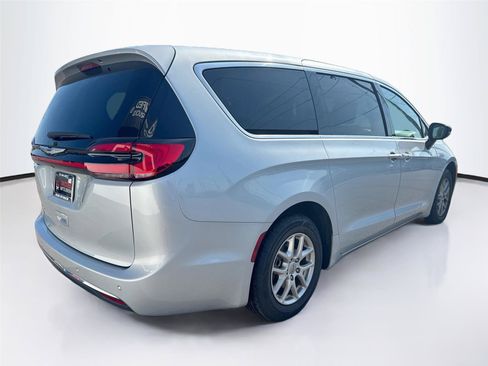 Used 2024 Chrysler Pacifica Touring-L FWD image 5