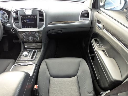 Used 2022 Chrysler 300 Touring image 16