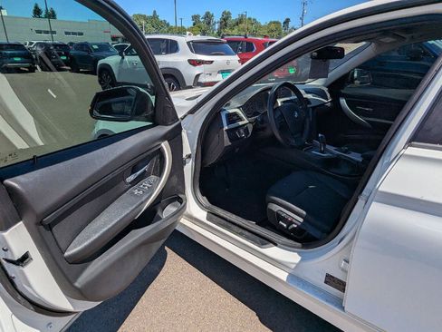 Used 2018 BMW 320i xDrive Sedan AWD/4WD image 16