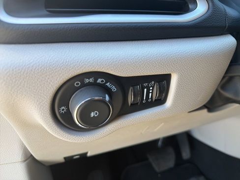 Used 2024 Chrysler Pacifica Touring-L image 17