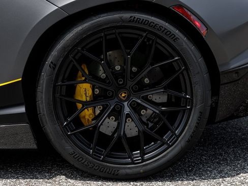 Used 2025 Lamborghini Revuelto AWD/4WD image 3
