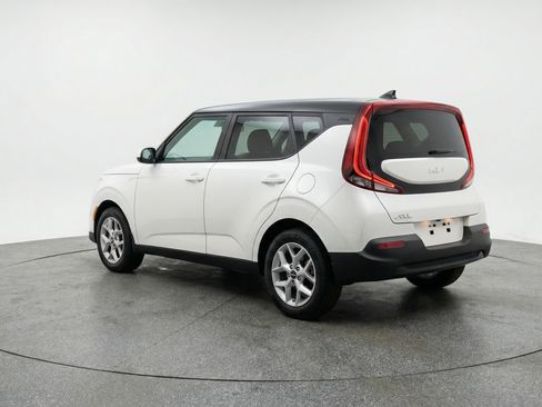 Used 2025 Kia Soul LX w/ LX Technology Package image 6