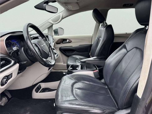 Used 2019 Chrysler Pacifica Touring-L FWD image 12
