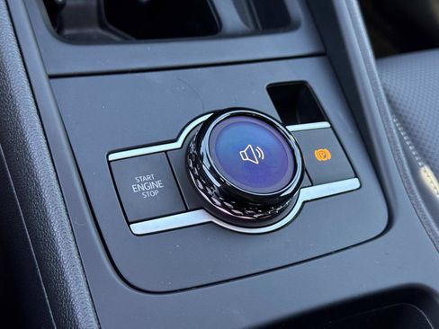 Used 2025 Volkswagen Tiguan SE R-Line image 18