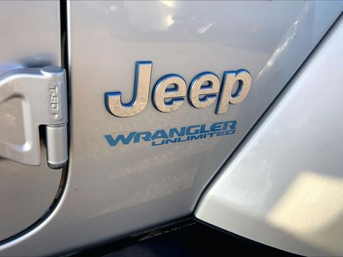 Used 2022 Jeep Wrangler Unlimited Sahara w/ Cold Weather Group AWD/4WD image 10