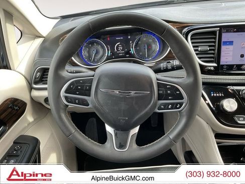 Used 2023 Chrysler Pacifica Limited FWD image 12