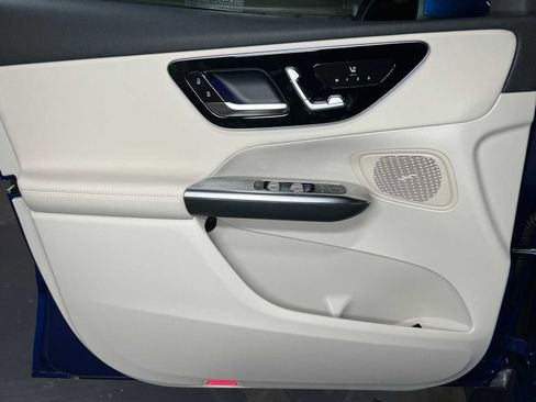 Used 2025 Mercedes-Benz GLC 300 4MATIC image 19