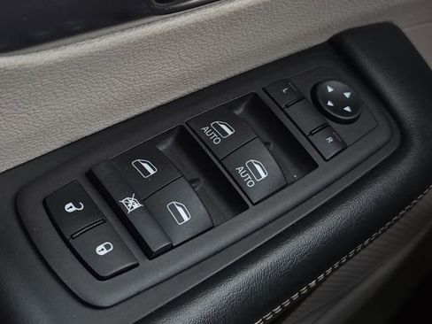 Used 2024 Chrysler Pacifica Touring-L image 28