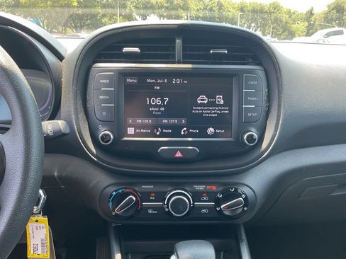 Used 2025 Kia Soul LX w/ LX Technology Package FWD image 19