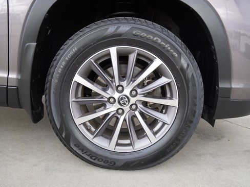 Used 2019 Toyota Highlander XLE image 10