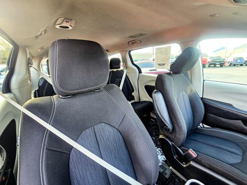 Used 2022 Chrysler Voyager LX image 15