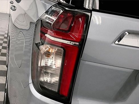 Used 2024 Chevrolet Tahoe LT image 33