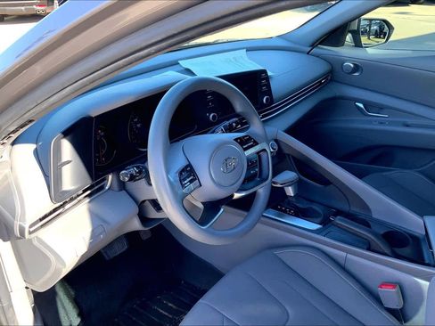 Used 2022 Hyundai Elantra SEL FWD image 28