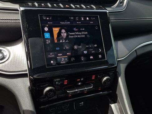 Used 2025 Jeep Grand Cherokee Altitude image 13