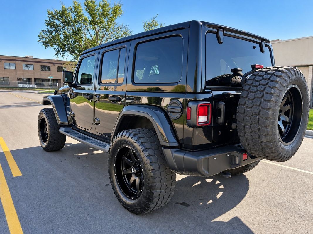 Used 2018 Jeep Wrangler Unlimited Sahara w/ Uconnect 4C Nav & Sound Group AWD/4WD image 4
