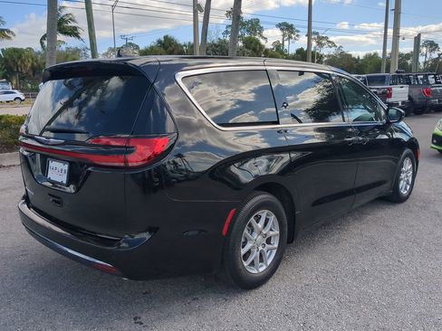 Used 2025 Chrysler Pacifica Select image 5