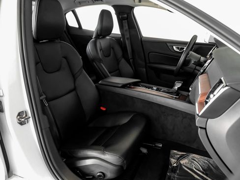Used 2020 Volvo S60 T5 Momentum image 30
