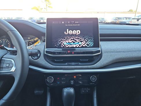 Used 2024 Jeep Compass Latitude image 15