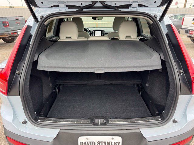 Used 2024 Volvo XC40 B5 Plus AWD/4WD image 7