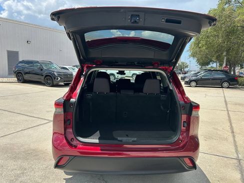Used 2024 Toyota Highlander LE FWD image 36
