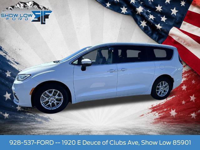 Used 2023 Chrysler Pacifica Touring-L FWD image 4