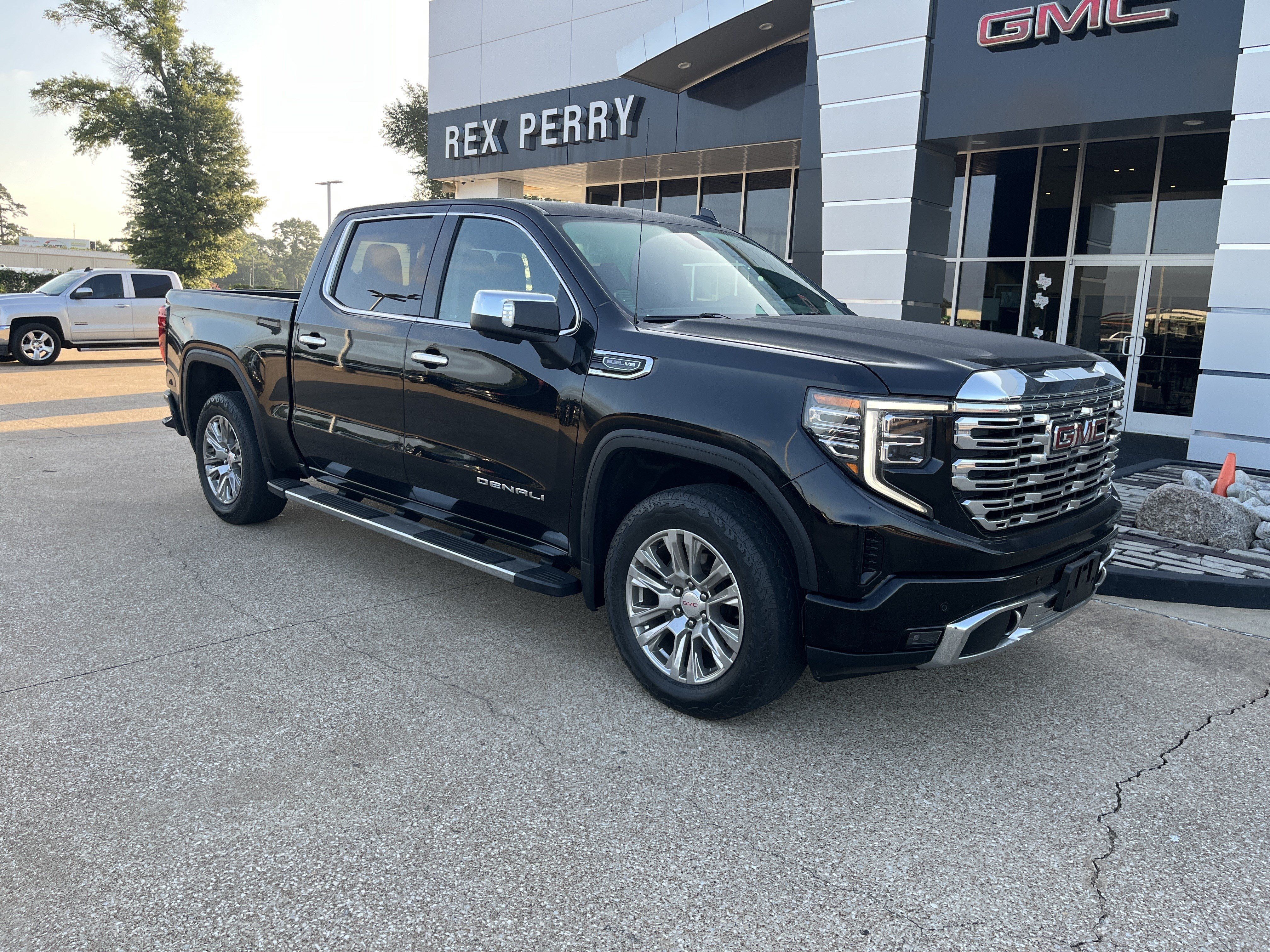 Used 2022 GMC Sierra 1500 Denali w/ Technology Package AWD/4WD image 2
