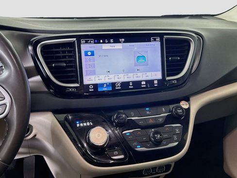 Used 2022 Chrysler Pacifica Touring-L FWD image 18