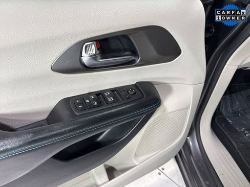 Used 2021 Chrysler Pacifica Touring w/ Cold Weather Group image 12