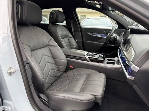 Used 2023 BMW 760i xDrive w/ Executive Package image 32