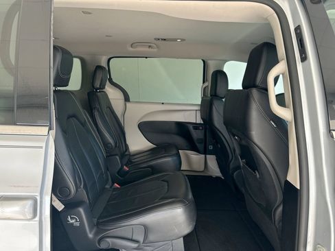 Used 2022 Chrysler Pacifica Touring-L FWD image 31