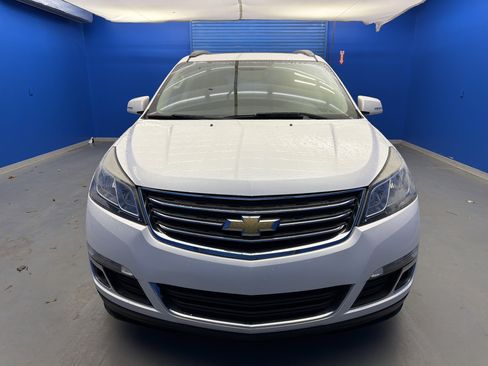 Used 2017 Chevrolet Traverse LT w/ Style and Technology Package image 3