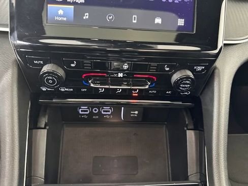 Used 2023 Jeep Grand Cherokee Altitude image 24