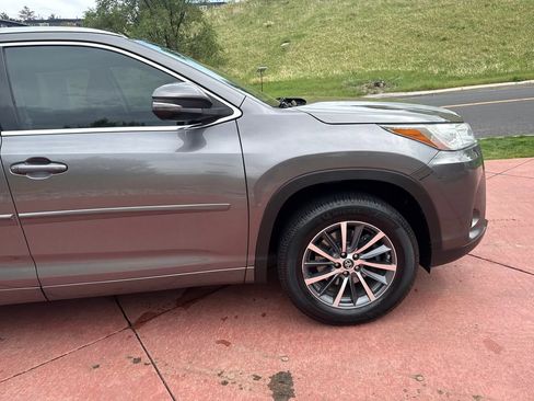 Used 2017 Toyota Highlander XLE AWD/4WD image 36