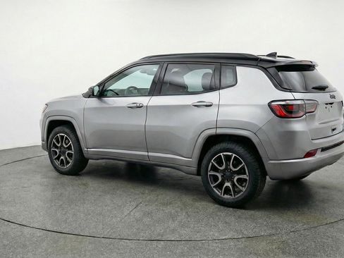 Used 2025 Jeep Compass Trailhawk image 5