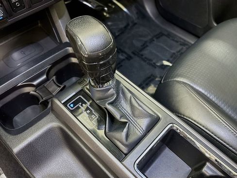 Used 2018 Toyota Tacoma SR5 AWD/4WD image 19