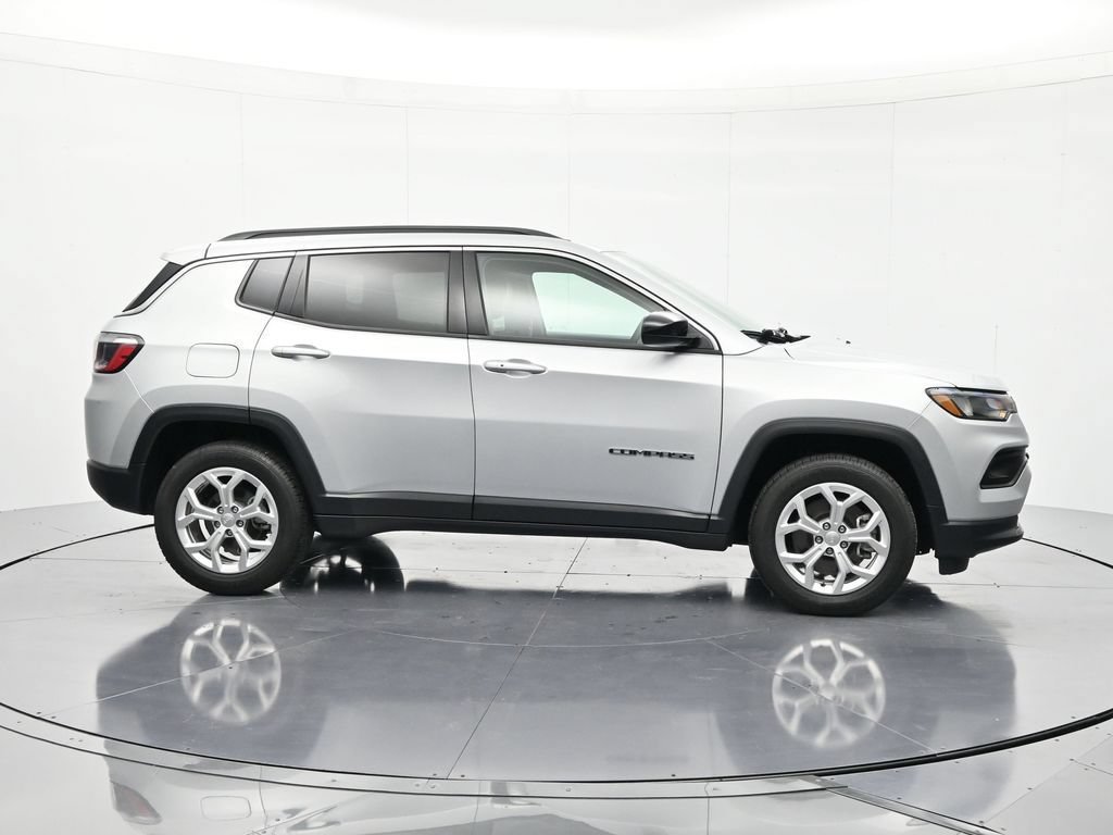 Used 2024 Jeep Compass Latitude AWD/4WD image 4