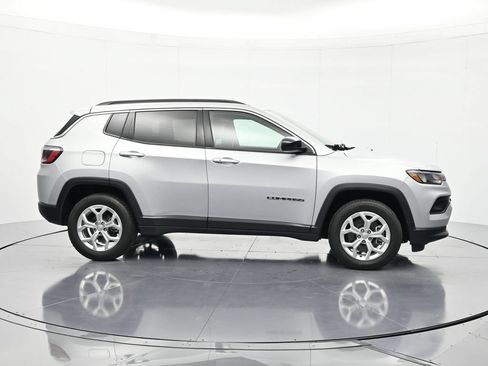 Used 2024 Jeep Compass Latitude AWD/4WD image 4