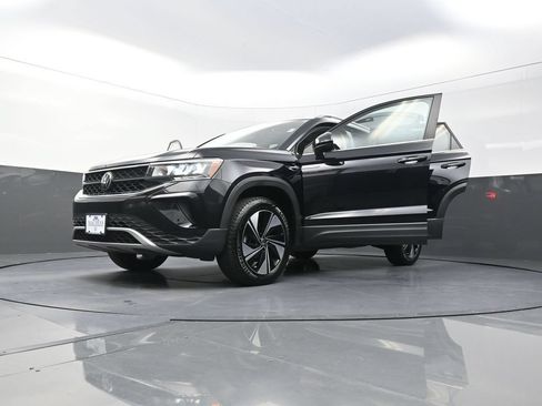 Used 2024 Volkswagen Taos SE AWD/4WD image 31