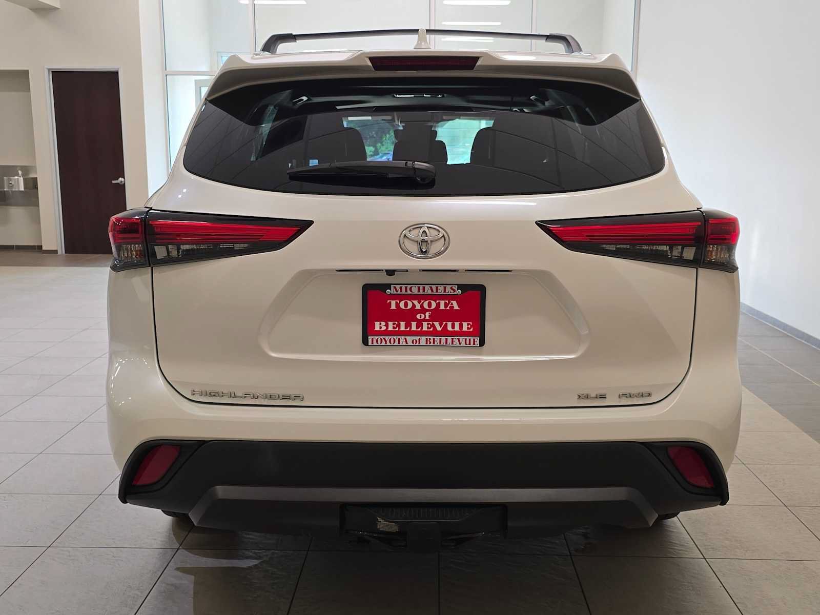 Used 2020 Toyota Highlander XLE AWD/4WD image 5