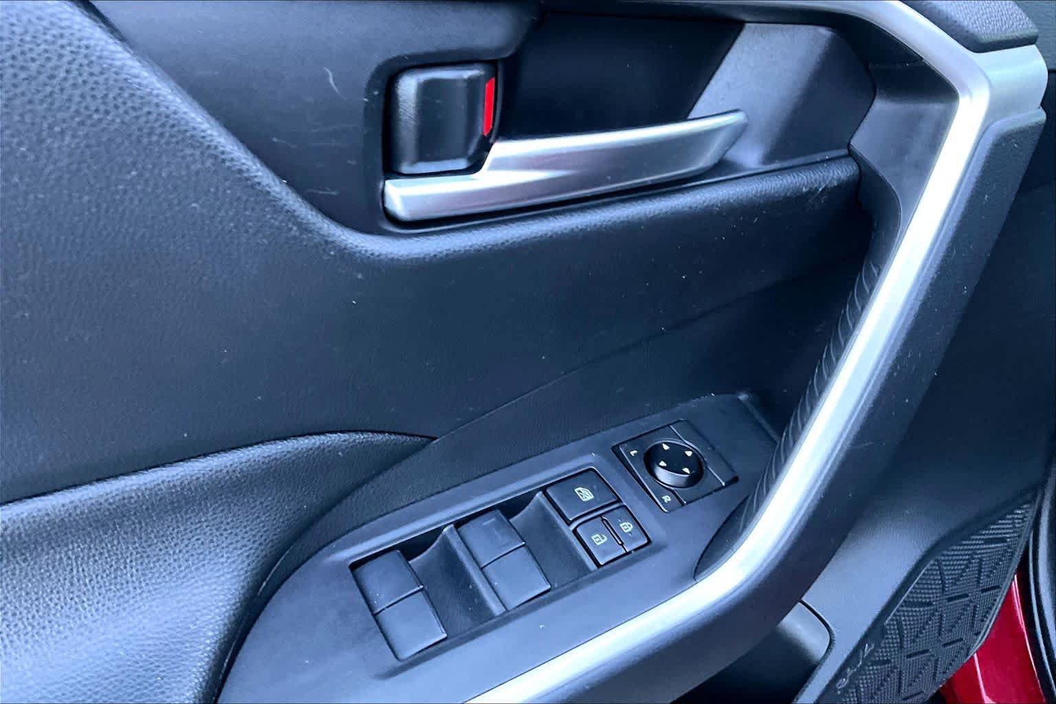 Certified 2019 Toyota RAV4 XLE AWD/4WD image 32