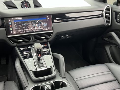Certified 2022 Porsche Cayenne Platinum Edition image 27