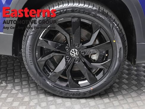 Used 2022 Volkswagen Taos SE w/ Panoramic Sunroof Package FWD image 31