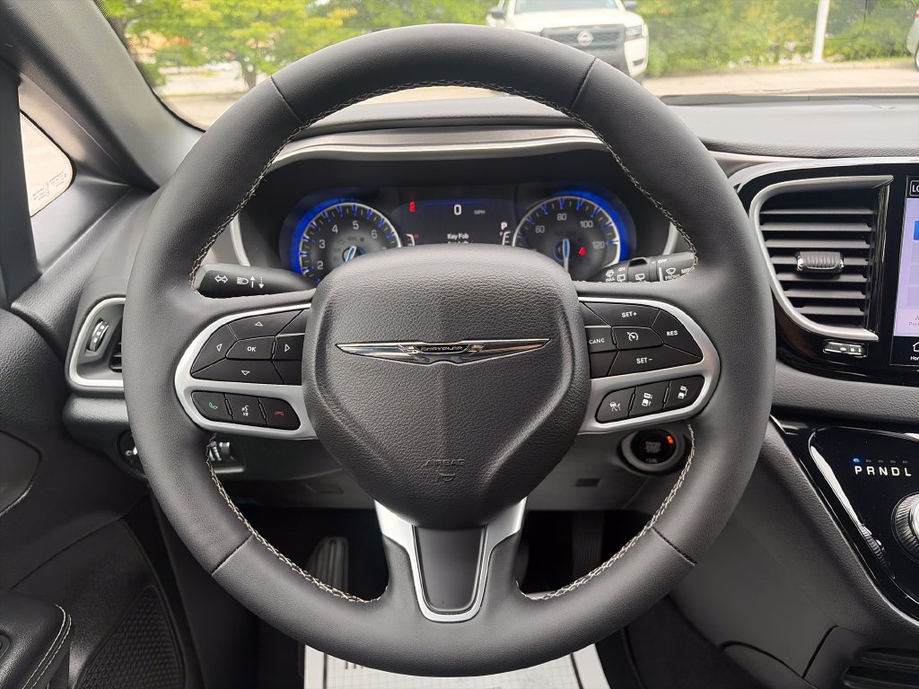 Used 2026 Chrysler Pacifica Select FWD image 15