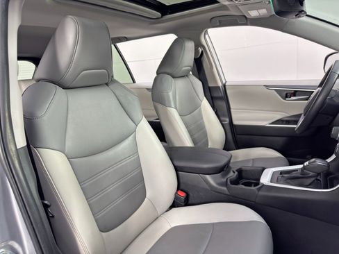 Used 2022 Toyota RAV4 XLE Premium image 35