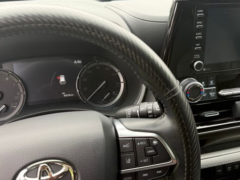 Used 2021 Toyota Highlander XLE AWD/4WD image 3