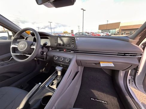 Used 2025 Hyundai Elantra SE image 22