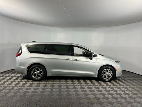 Used 2024 Chrysler Pacifica Limited image 3