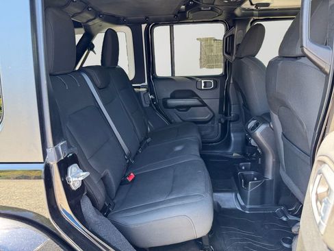 Used 2018 Jeep Wrangler Unlimited Sahara image 13