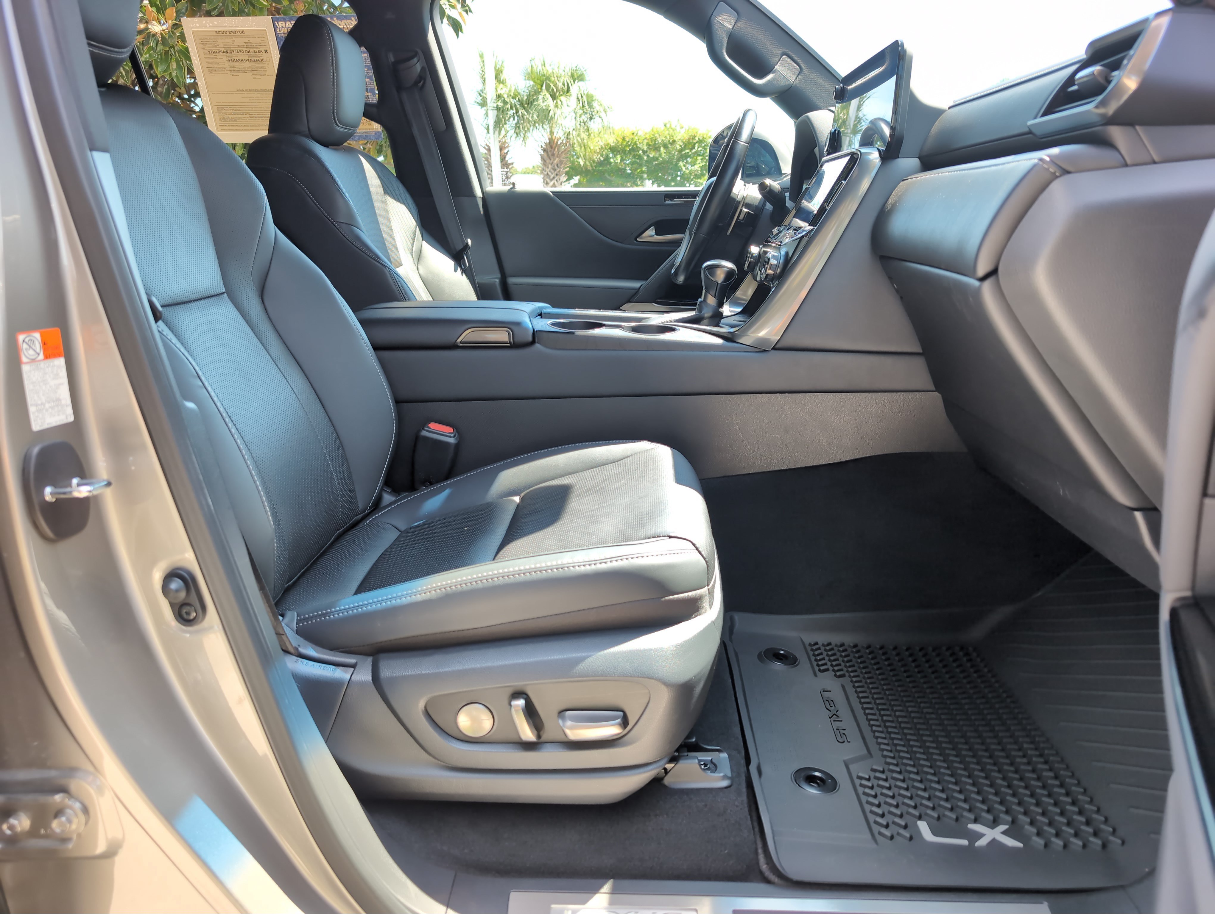 Used 2024 Lexus LX 600 4WD w/ Luxury Package image 34