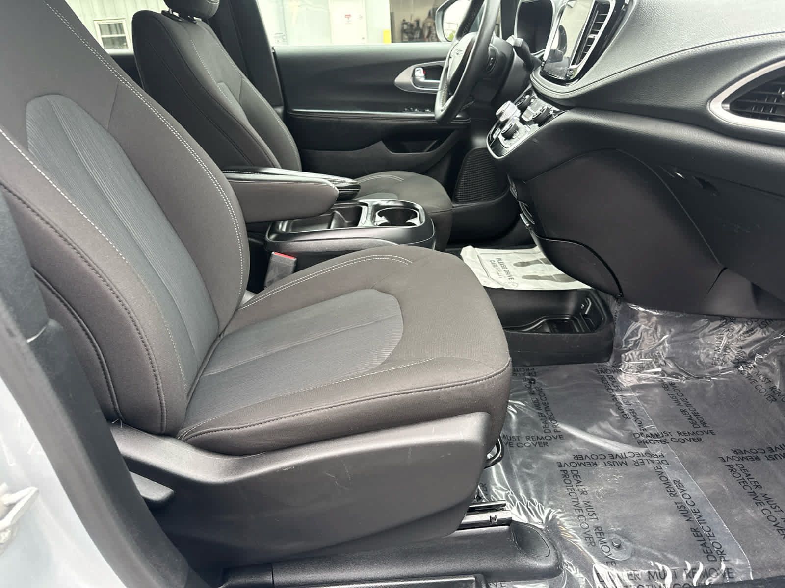 Used 2023 Chrysler Pacifica Touring FWD image 12